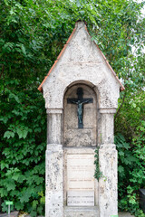 altes Familiengrab mit zwei Säulen auf einem Friedhof in Würzburg