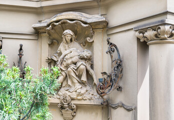 Maria mit Jesus nach der Kreuzigung auf dem Friedhof in Würzburg