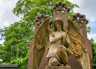 schöner alter Engel mit ausgebreiteten Flügeln auf dem Friedhof in Würzburg