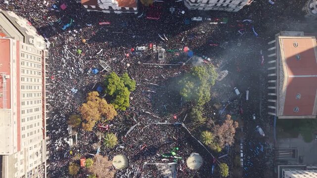Plaza de Mayo, Buenos Aires, Argentina, durante una manifestaci&oacute;n multitudinaria. Casa Rosada, Cabildo, pol&iacute;tica, gente y ciudad.