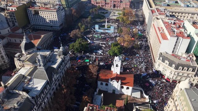 Plaza de Mayo, Buenos Aires, Argentina, durante una manifestaci&oacute;n multitudinaria. Casa Rosada, Cabildo, pol&iacute;tica, gente y ciudad.
