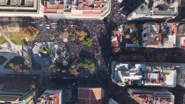 Plaza de Mayo, Buenos Aires, Argentina, durante una manifestaci&oacute;n multitudinaria. Casa Rosada, Cabildo, pol&iacute;tica, gente y ciudad.