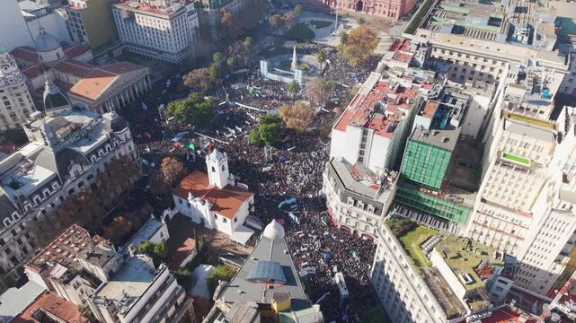 Plaza de Mayo, Buenos Aires, Argentina, durante una manifestaci&oacute;n multitudinaria. Casa Rosada, Cabildo, pol&iacute;tica, gente y ciudad.