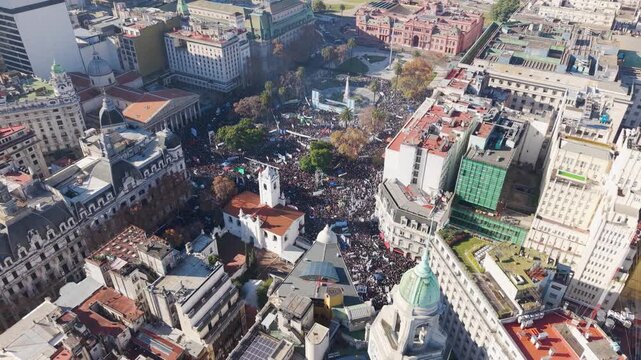 Plaza de Mayo, Buenos Aires, Argentina, durante una manifestaci&oacute;n multitudinaria. Casa Rosada, Cabildo, pol&iacute;tica, gente y ciudad.