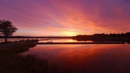 Obraz premium crépuscule sur le lac de Vetlanda en Suède