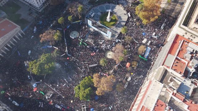 Plaza de Mayo, Buenos Aires, Argentina, durante una manifestaci&oacute;n multitudinaria. Casa Rosada, Cabildo, pol&iacute;tica, gente y ciudad.