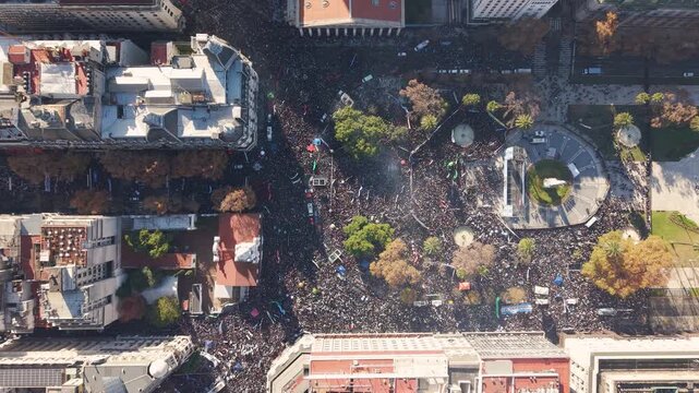 Plaza de Mayo, Buenos Aires, Argentina, durante una manifestaci&oacute;n multitudinaria. Casa Rosada, Cabildo, pol&iacute;tica, gente y ciudad.