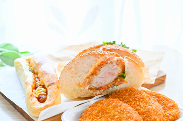 ソーセージパンと海老カツバーガー