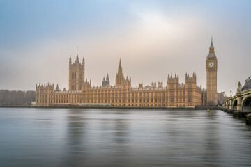 Obraz premium A breathtakingly beautiful view of Londons iconic Houses of Parliament and Big Ben enveloped in morning fog