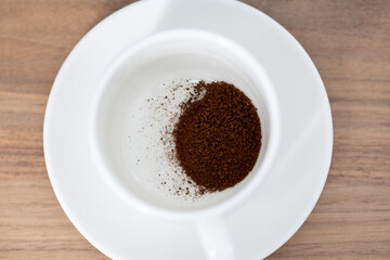 Obraz premium Simple Mornings: Granulated Coffee in a White Cup