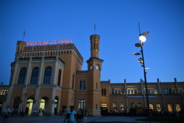 Fototapeta premium main entrance to Wroclaw central station at night towers and sign 