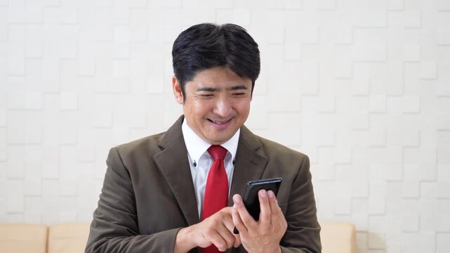 スマートフォンを持つ男性