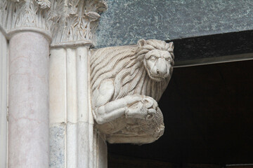leone con ariete; mensola dell'architrave del portale del Duomo di Monza