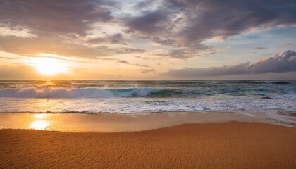 Obraz premium amazing ocean view during the sunrise empty beach cloudy