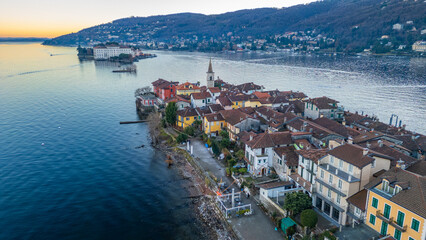 Obraz premium Sunset panorama of Isola Bella and Isola dei Pescatori at Lago M