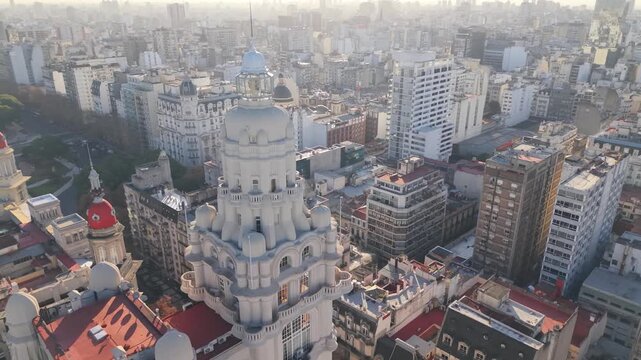 Vista a&eacute;rea del Palacio Barolo y la ciudad de Buenos Aires, Argentina. Arquitectura hist&oacute;rica, dron, paisaje urbano, patrimonio y turismo.