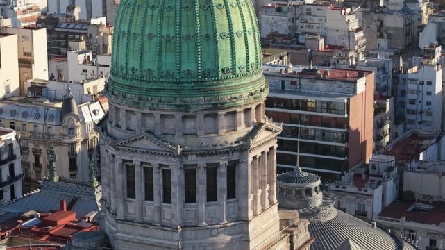 C&uacute;pula del Congreso de la Naci&oacute;n Argentina, Buenos Aires. Poder legislativo, arquitectura hist&oacute;rica, d&iacute;a soleado, dron y paisaje urbano.