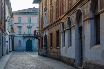 Obraz premium Sunrise at a street in the center of Italian town Como
