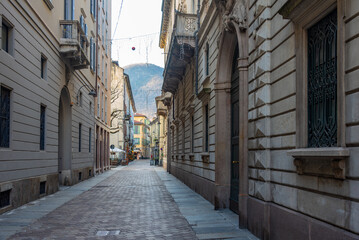 Obraz premium Sunrise at a street in the center of Italian town Como