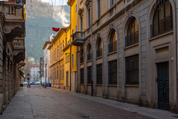 Obraz premium Sunrise at a street in the center of Italian town Como