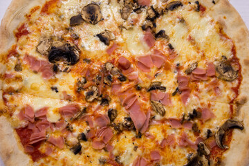 Pizza con prosciutto e funghi
