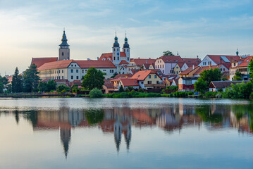 Obraz premium Reflection of Telc castle in Czech republic