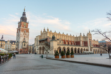 Obraz premium Night view of the Sukiennice marketplace (Cloth Hall, Drapers' H