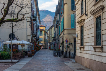 Fototapeta premium Sunrise at a street in the center of Italian town Como
