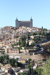 Obraz premium Alcázar de Toledo sobre el casco antiguo
