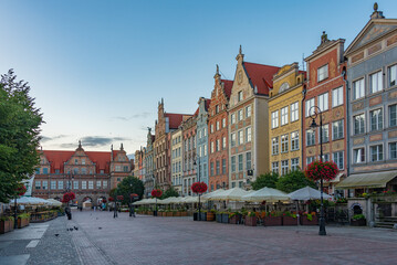 Obraz premium Sunrise view of Green gate from Dlugi Targ square in Gdansk, Pol