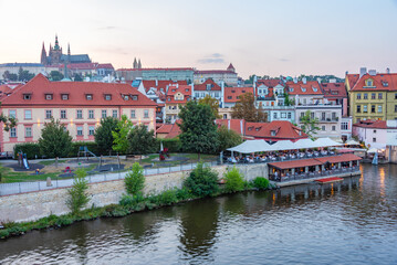 Obraz premium Sunset panorama of Prague dominated by the Prague castle, Czech