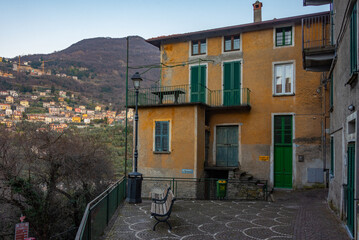 Naklejka premium Narrow street in Italian town Vezio