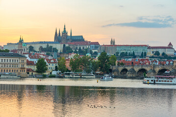 Obraz premium Sunset panorama of Prague dominated by the Prague castle, Czech
