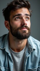 Obraz premium Thoughtful young man gazing upwards