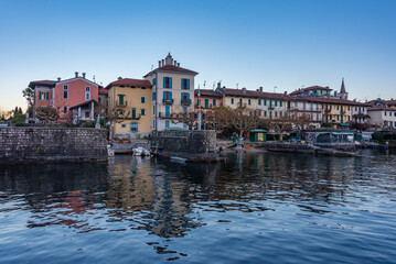 Obraz premium Sunset view of colourful houses at Isola dei Pescatori at Lago M