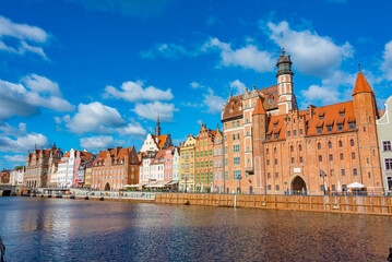 Obraz premium Waterfront with Chlebnicka gate in Gdansk during sunny day, Pola