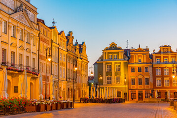 Obraz premium sunrise view of colourful houses at Stary Rynek square in Poznan