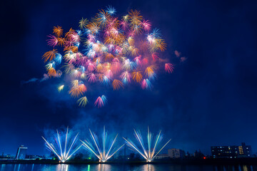 色とりどりの花火が夜空を彩る花火大会の夜景