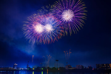 色とりどりの花火が夜空を彩る花火大会の夜景