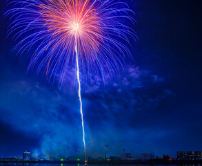 色とりどりの花火が夜空を彩る花火大会の夜景