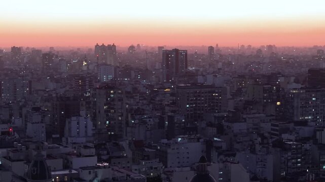Vista a&eacute;rea de la ciudad de Buenos Aires al atardecer. Cielo naranja, paisaje urbano, hora m&aacute;gica, calma y belleza arquitect&oacute;nica.