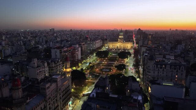 Congreso de la Naci&oacute;n Argentina, Barrio de Congreso, Buenos Aires. Vista a&eacute;rea nocturna de dron, turismo, poder legislativo y paisaje urbano.