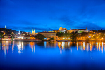 Obraz premium Sunset view of the Prague castle and vltava river in Prague, Cze