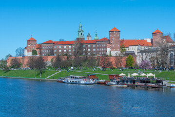 Fototapeta premium Wawel castle in the polish city Krakow/Cracow reflected on the V