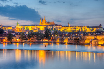 Obraz premium Sunset panorama of Prague dominated by the Prague castle, Czech