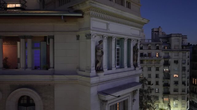 ista a&eacute;rea nocturna del Edificio La Inmobiliaria, Buenos Aires, Argentina. Dron, luces iluminando la arquitectura, barrio de Congreso, Avenida de Mayo, ciudad hist&oacute;rica.