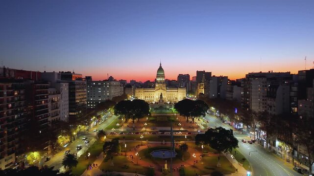 Congreso de la Naci&oacute;n Argentina, Barrio de Congreso, Buenos Aires. Vista a&eacute;rea nocturna de dron, turismo, poder legislativo y paisaje urbano.