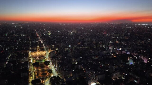 Congreso de la Naci&oacute;n Argentina, Barrio de Congreso, Buenos Aires. Vista a&eacute;rea nocturna de dron, turismo, poder legislativo y paisaje urbano.