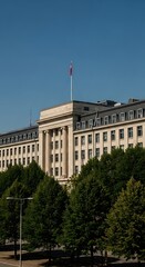 Obraz premium Government building facade with trees