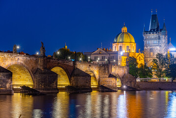 Obraz premium Sunset view of Charles bridge and Saint Salvator church in Pragu